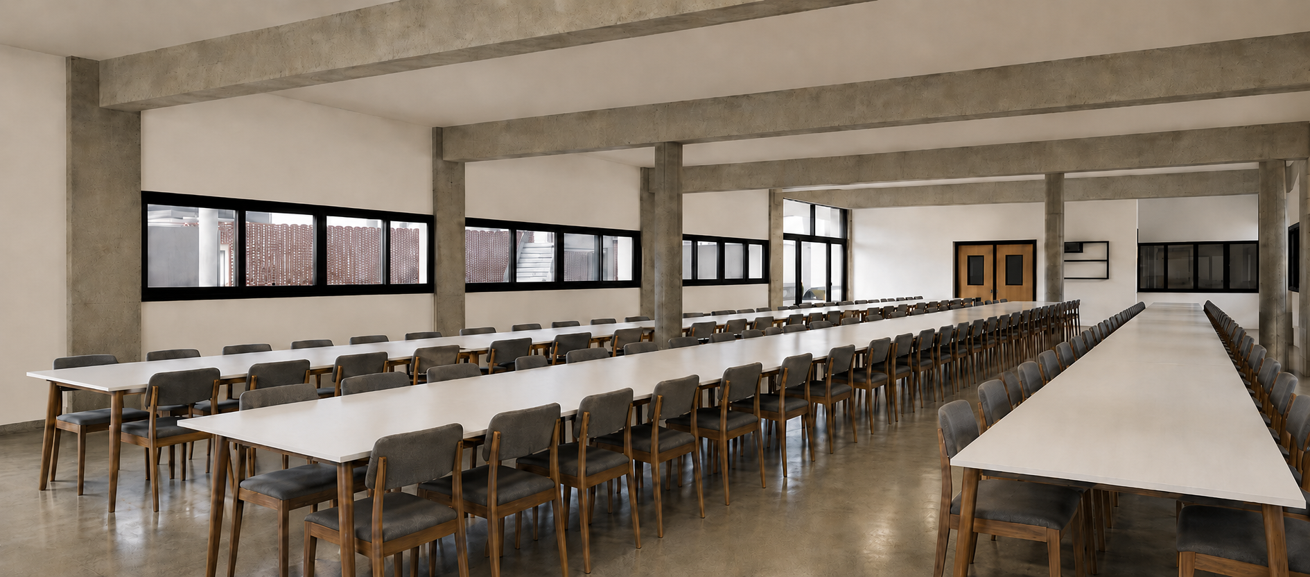 Sala de treinamento com mesas e cadeiras