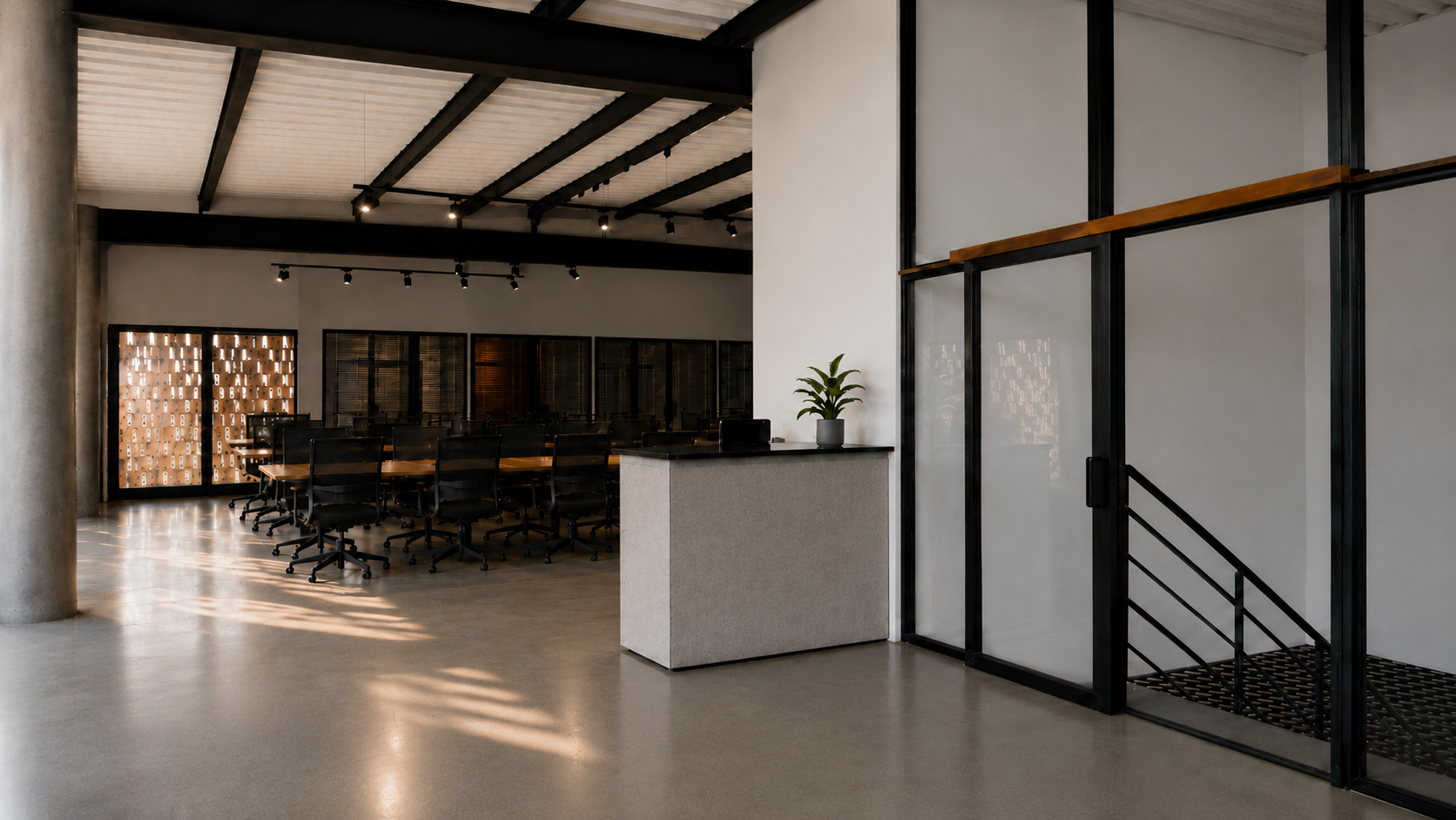 Sala de apoio com mesas e portas de madeira